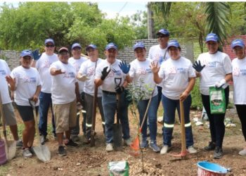 Colaboradores de Itacamba arborizan la provincia Germán Busch con más de 250 plantines de especies nativas y frutales