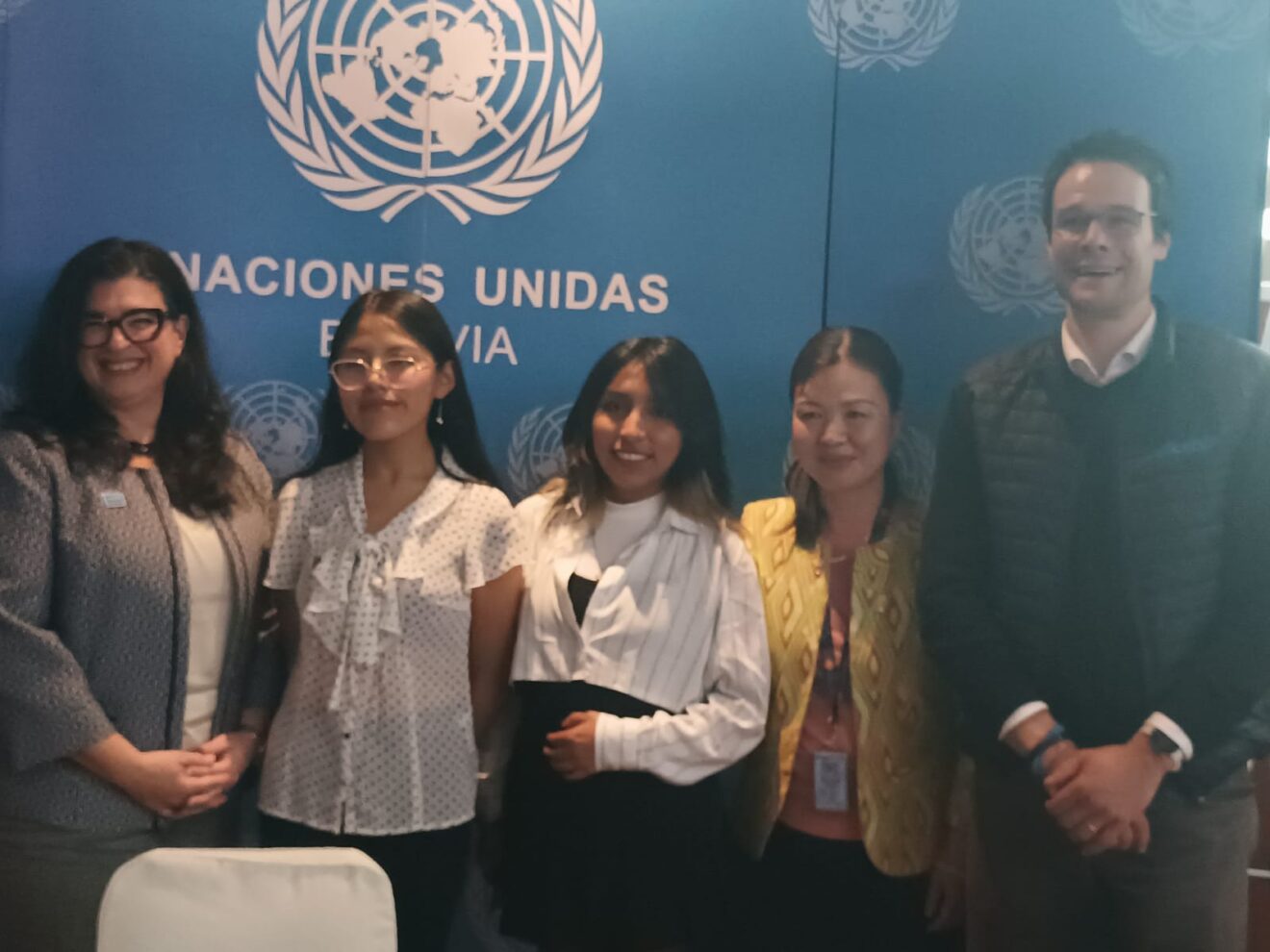 Jóvenes consultados por ONU Bolivia consideran que revisar el celular de la pareja sin permiso es un comportamiento normal