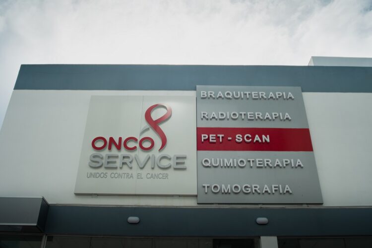 Oncoservice y la Cámara Nacional de Industrias suscriben convenio que beneficiará a dependientes de las empresas afiliadas.