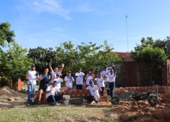 Voluntarios de Itacamba mejoraron la vivienda de trabajadora que colabora con la limpieza en sus oficinas