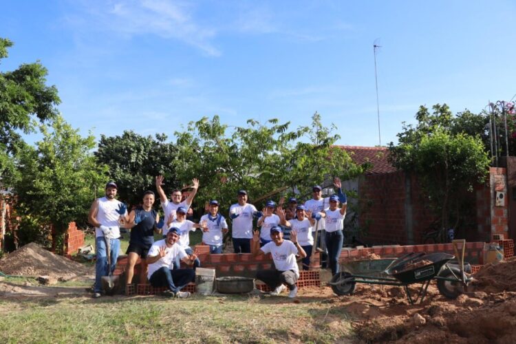 Voluntarios de Itacamba mejoraron la vivienda de trabajadora que colabora con la limpieza en sus oficinas