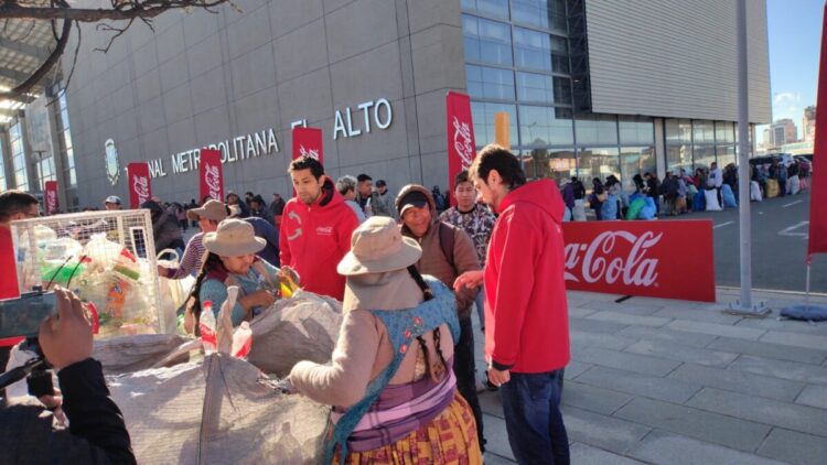 Fundación Coca-Cola de Bolivia realizó jornada de intercambio de botellas plásticas por retornables