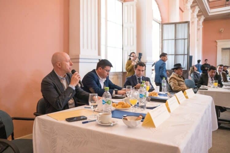 Unión Europea expone el presente y futuro de la relación con Bolivia en desayuno informativo en Sucre