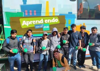 Bus del BNB de Educación Financiera recorre el país en el primer semestre y capacita a miles de personas