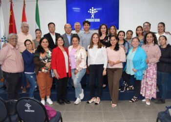 Huawei impulsa el conocimiento de IA en charla con periodistas cruceños