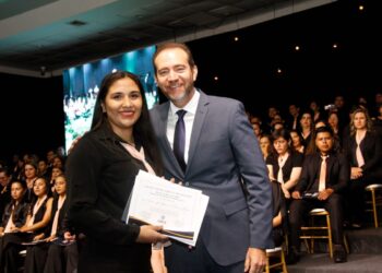 El Centro de Formación Superior CRECE graduó a 353 técnicos y expertos digitales en su tercer acto de colación.