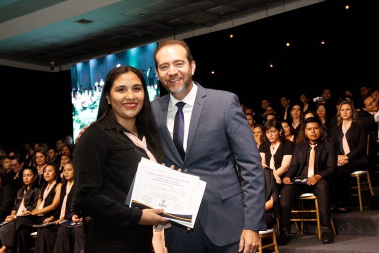 El Centro de Formación Superior CRECE graduó a 353 técnicos y expertos digitales en su tercer acto de colación.