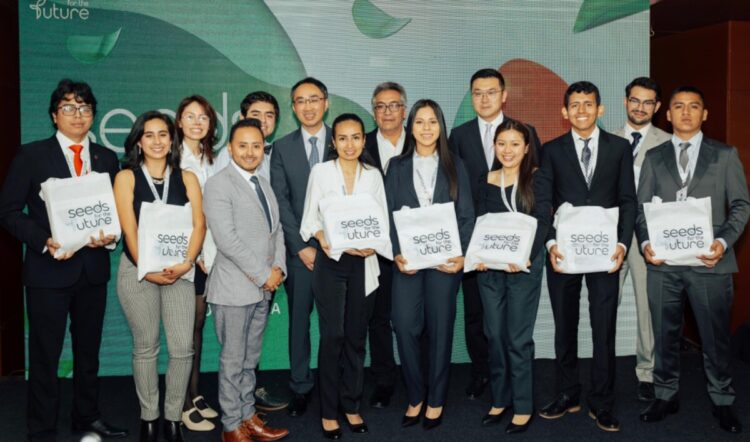Huawei celebra a los mejores estudiantes del programa Semillas para el Futuro 2024