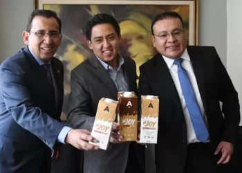 Exportadores, industriales y científicos bolivianos presentan una innovadora bebida de quinua