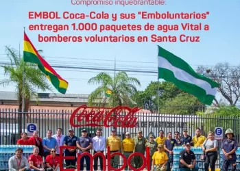 ‘Emboluntarios’  de Embol S.A. entregan paquetes de agua Vital a diversas unidades de bomberos que combaten los incendios