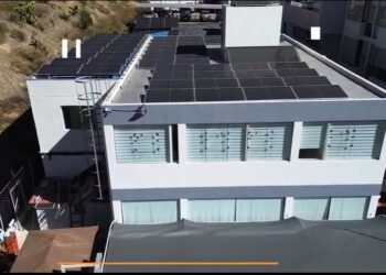 Oncoservice Bolivia instala un sistema fotovoltaico en su sede de La Paz!