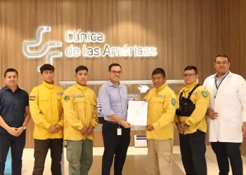 Clínica de Las Américas atiende a bomberos voluntarios  que trabajan en la emergencia de los incendios forestales