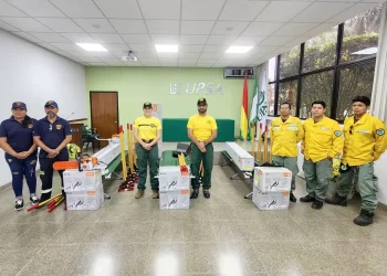 Estudiantes de la UPSA donan equipos para combatir incendios a bomberos forestales voluntarios