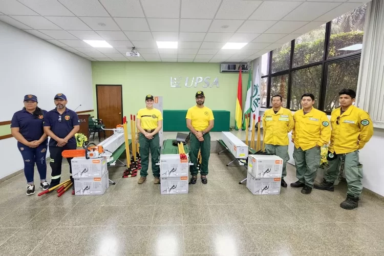 Estudiantes de la UPSA donan equipos para combatir incendios a bomberos forestales voluntarios