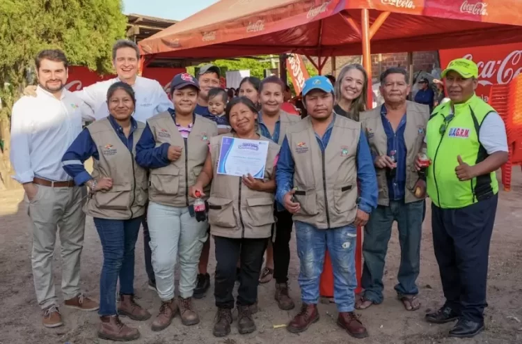 Recicladores y emprendedoras de los programas Mercados Turísticos y Tiendas de Barrio reciben seguros de vida y accidentes