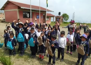 Con el fin de evitar accidentes, ENDE concluyó su programa anual de prevención de riesgos eléctricos, dirigido a escuelas rurales del país