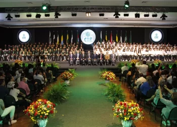 CRE hace posible que 100 bachilleres estudien una carrera universitaria completa