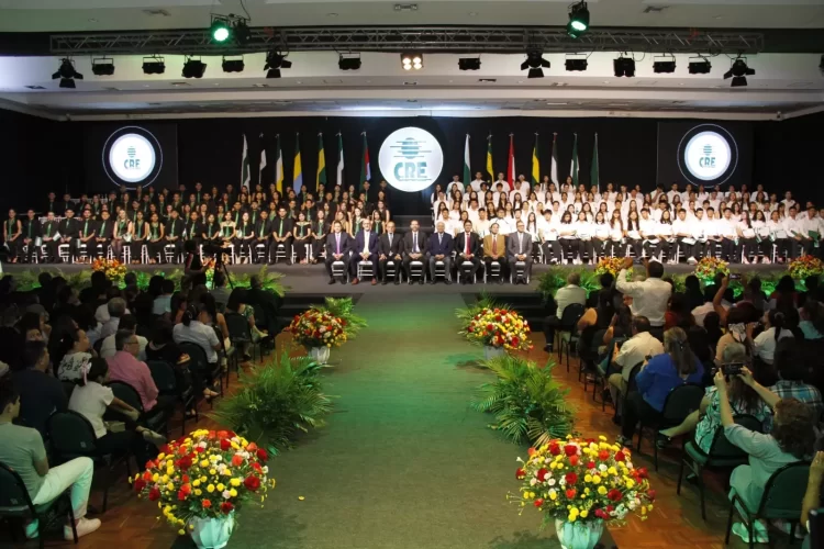 CRE hace posible que 100 bachilleres estudien una carrera universitaria completa