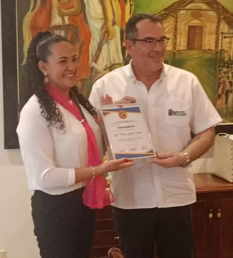 Entregan un reconocimiento al Gobernador de Santa Cruz por haber retomado el proyecto de construcción del Oncológico