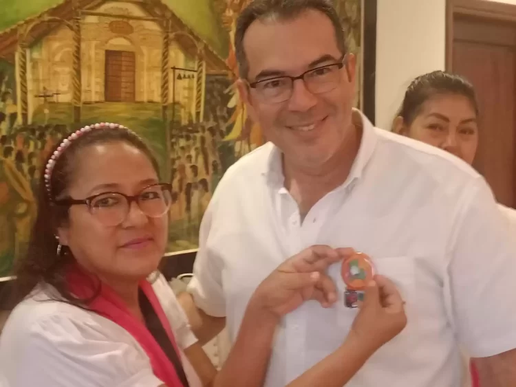 Entregan un reconocimiento al Gobernador de Santa Cruz por haber retomado el proyecto de construcción del Oncológico