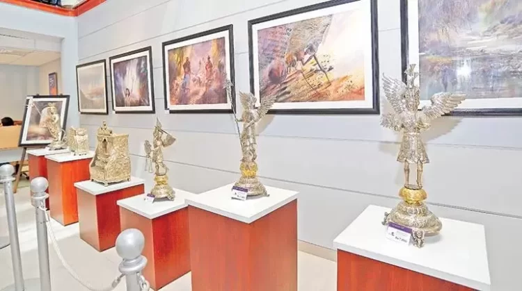 El talento y las creaciones de 49 emprendedores, artistas y escritores bolivianos brillaron en el Espacio Cultural MIC 2024