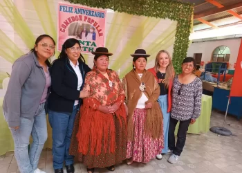 El comedor popular Santa Martha de Copacabana estrena techo y 79 trabajadoras se gradúan tras concluir un curso de capacitación integral