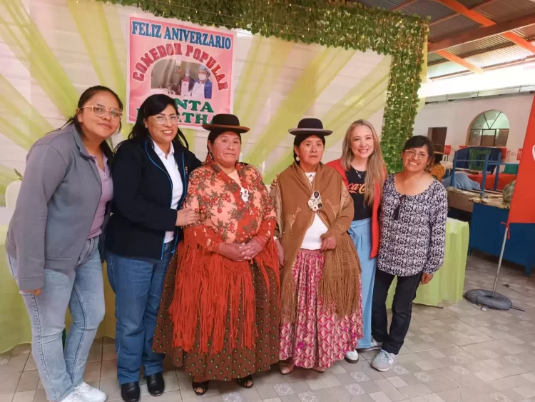 El comedor popular Santa Martha de Copacabana estrena techo y 79 trabajadoras se gradúan tras concluir un curso de capacitación integral