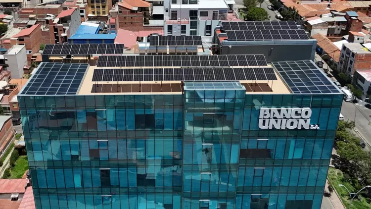Banco Union S.A. Impulsa la Sostenibilidad con la Instalación de Paneles Solares en sus Edificios