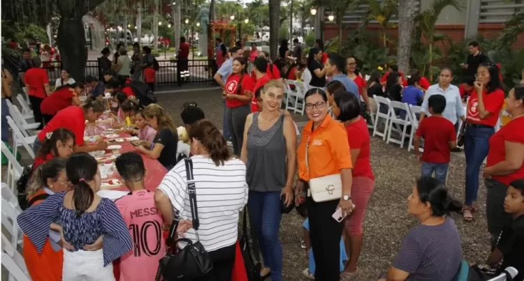 Un regalo para Santa Cruz: el paseo navideño de CRE brilla con intensidad