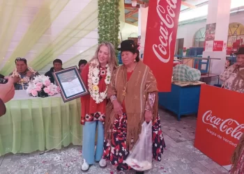 79 mujeres del comedor popular Santa Martha de Copacabana reciben certificados al concluir talleres de capacitación.