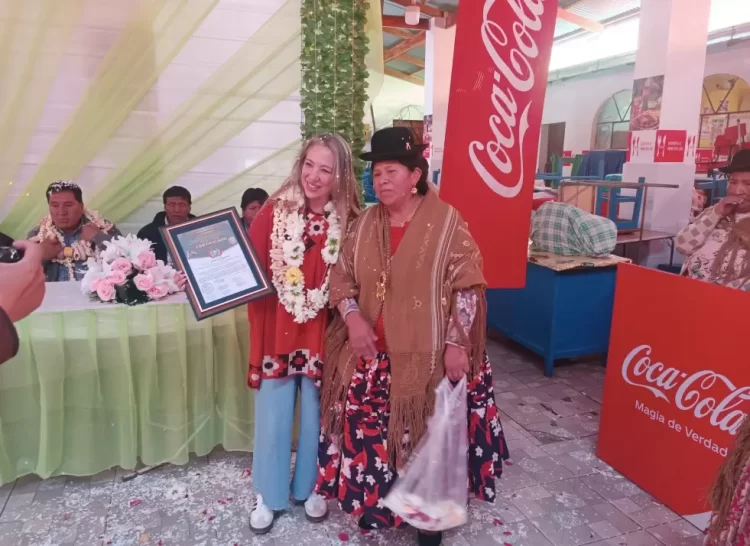 79 mujeres del comedor popular Santa Martha de Copacabana reciben certificados al concluir talleres de capacitación.