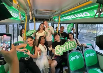 El clima tropical de Santa Cruz inspiró la refrescante activación del Bus Sprite’25