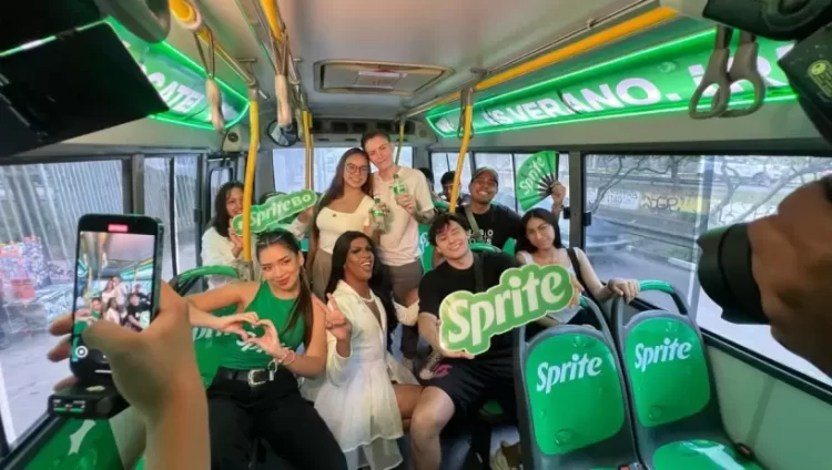El clima tropical de Santa Cruz inspiró la refrescante activación del Bus Sprite’25