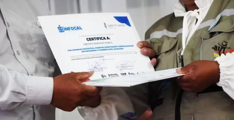 76 Mujeres de Arani rompen barreras y se gradúan como plomeras certificadas impulsando la equidad de género en el sector agua y saneamiento