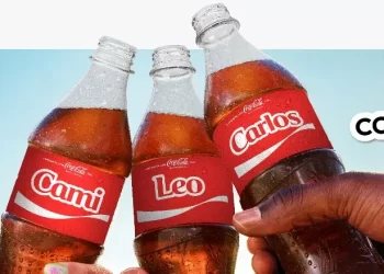 Coca-Cola relanza la icónica campaña “Share a Coke” para una nueva generación, anclada en un nivel de personalización sin precedentes