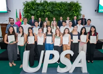 La UPSA premió con becas a la excelencia a sus mejores estudiantes. 