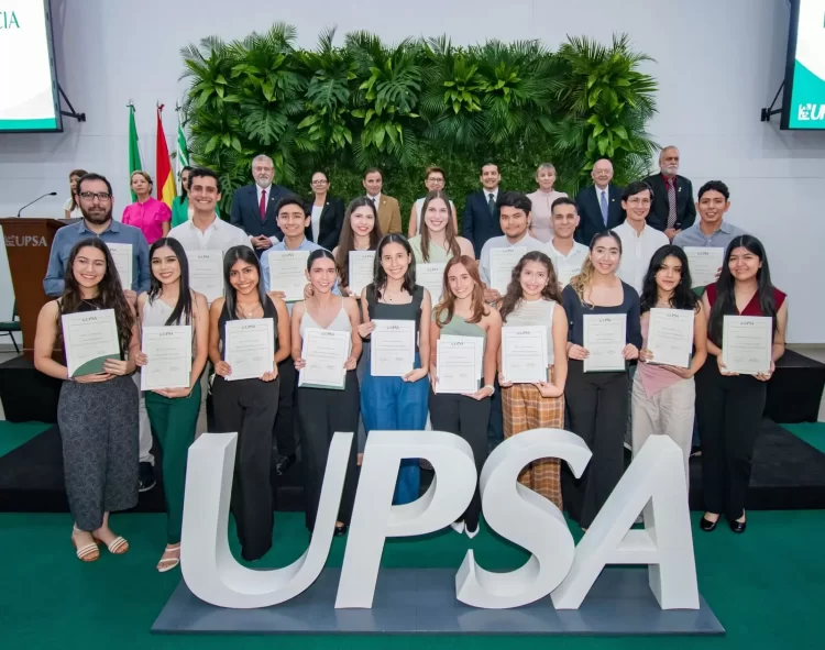 La UPSA premió con becas a la excelencia a sus mejores estudiantes. 