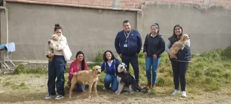 Colaboradores de Banco BISA no se olvidaron de los “Peluditos de la Calle” en La Paz