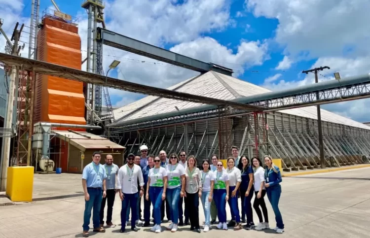 Colaboradores de Industrias de Aceites S.A. visitan la Planta de Producción