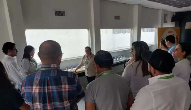Colaboradores de Industrias de Aceites S.A. visitan la Planta de Producción