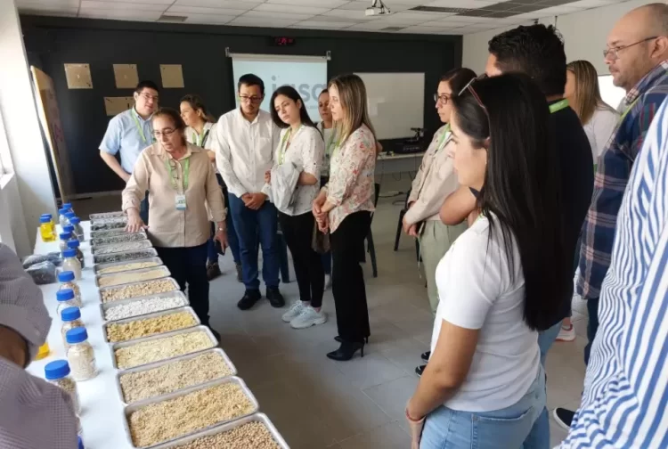 Colaboradores de Industrias de Aceites S.A. visitan la Planta de Producción