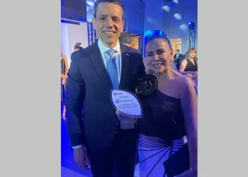 Nacional Seguros reconoce a Carmax en conmemoración de sus 20 años de trayectoria