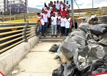 Embolutarios de Embol en Cochabamba se suman a la jornada de limpieza del Río Rocha