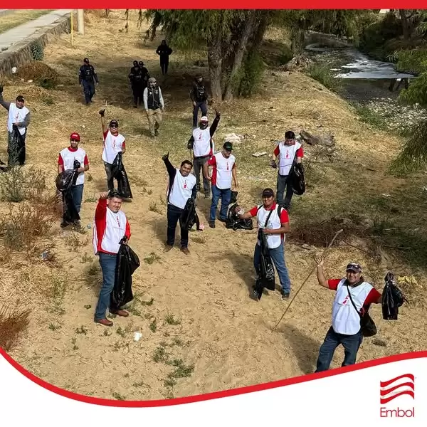 Embolutarios de Embol en Cochabamba se suman a la jornada de limpieza del Río Rocha