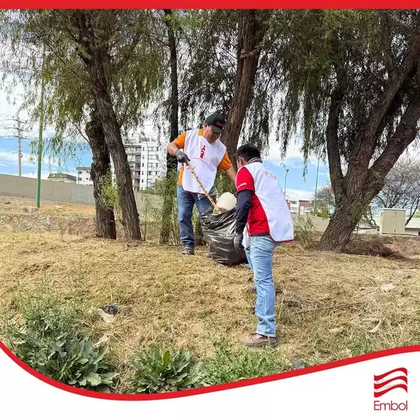 Embolutarios de Embol en Cochabamba se suman a la jornada de limpieza del Río Rocha
