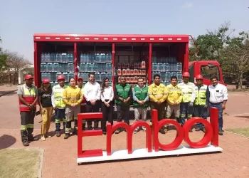 Embol entrega equipos y cerca de 8.000 litros de agua y bebidas hidratantes para luchar contra incendios