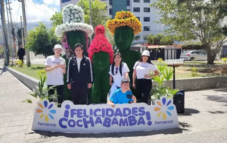 Farmacorp rinde homenaje a la Llajta con flores, tradición y orgullo cochabambino