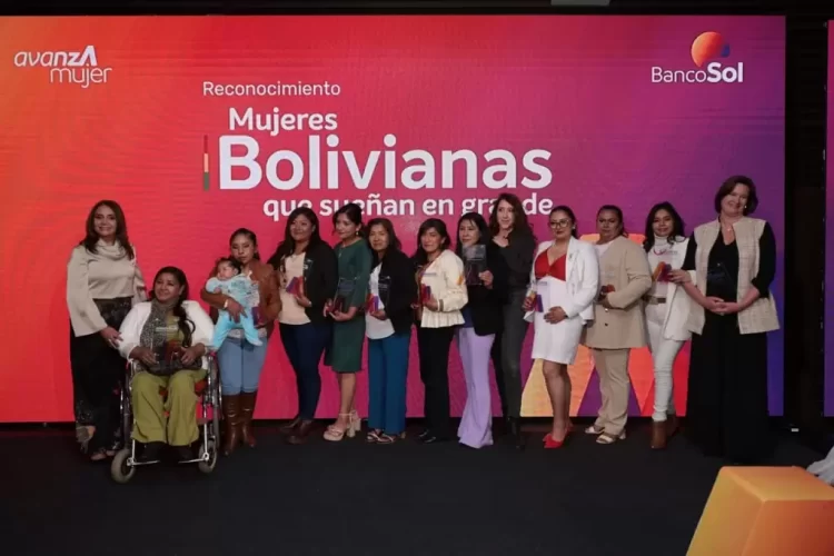 Diez emprendedoras que construyen Bolivia son reconocidas por BancoSol
