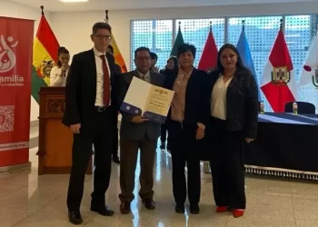 Pro Mujer recibe reconocimiento institucional por su compromiso con la educación financiera segura y la transparencia