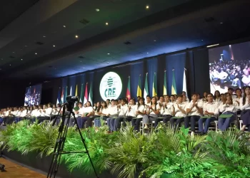 Orgullo cruceño: CRE celebró su 63 aniversario con 100 becas universitarias, 26 nuevos profesionales